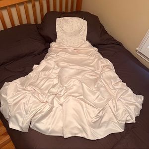 Wedding dress size SMALL. / Size 4. Brand, Mikalla.
